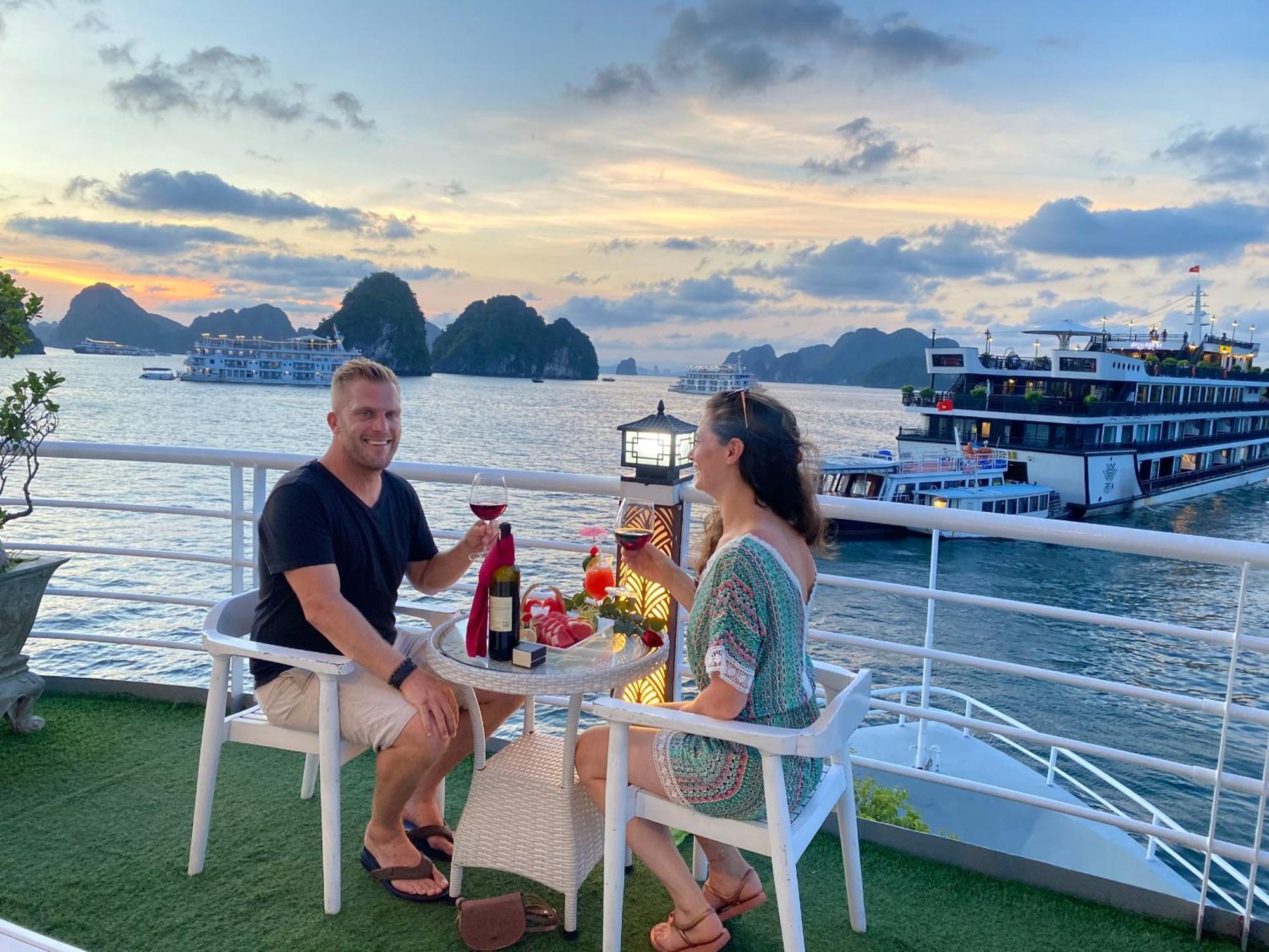 Halong Sapphire Cruises Hotel Ha Long Bagian luar foto