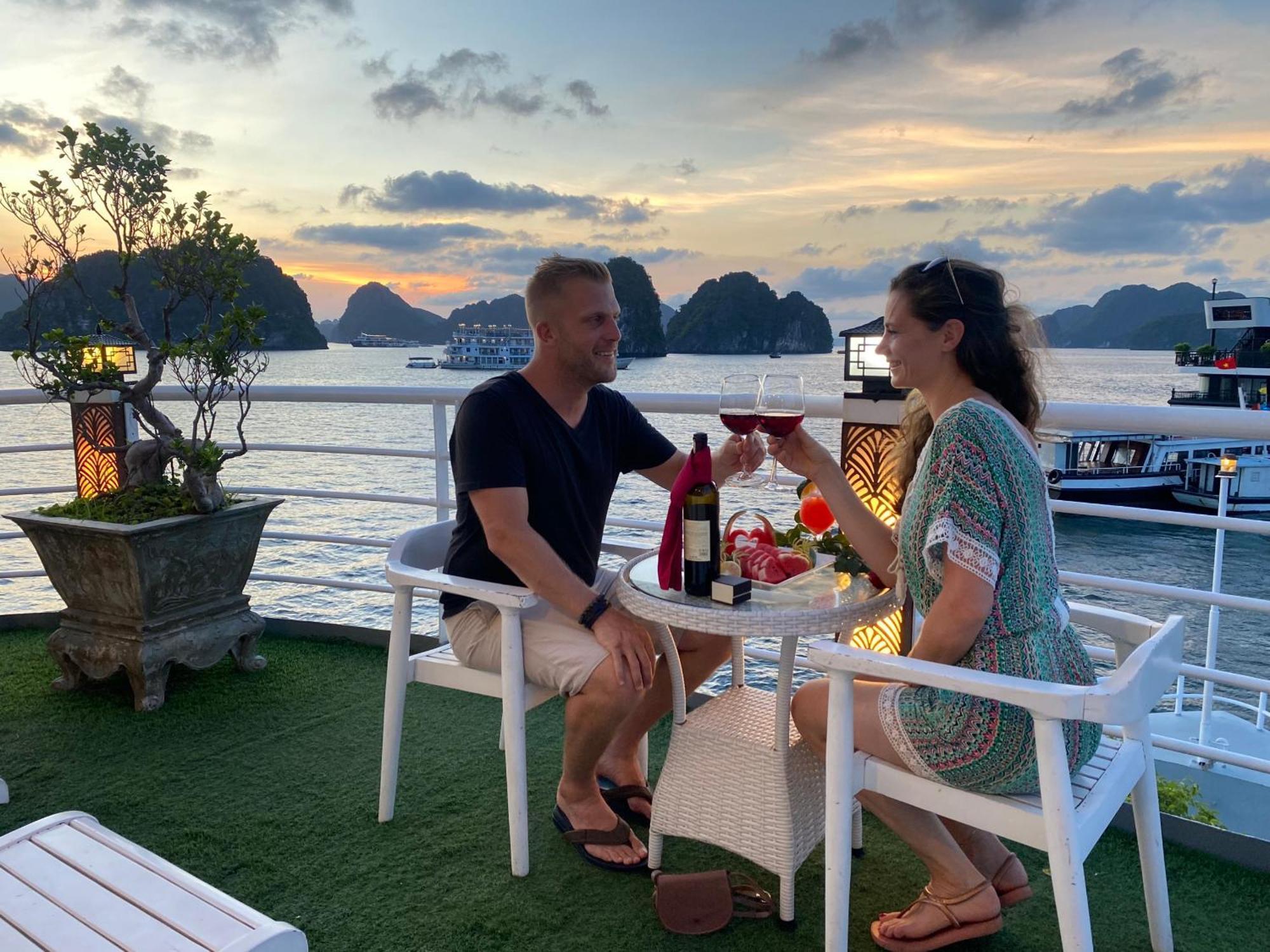Halong Sapphire Cruises Hotel Ha Long Bagian luar foto